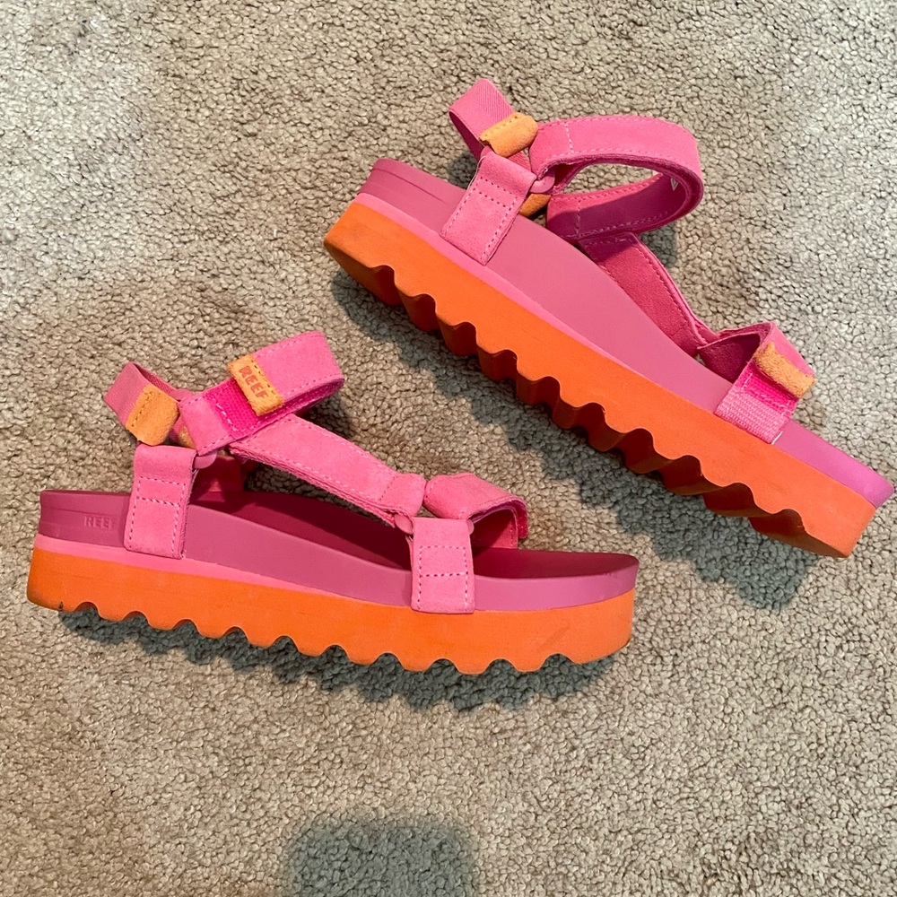 Like new Reef Pink and Orange Cushion REM Hi Platform Lug Sole Sandals 7